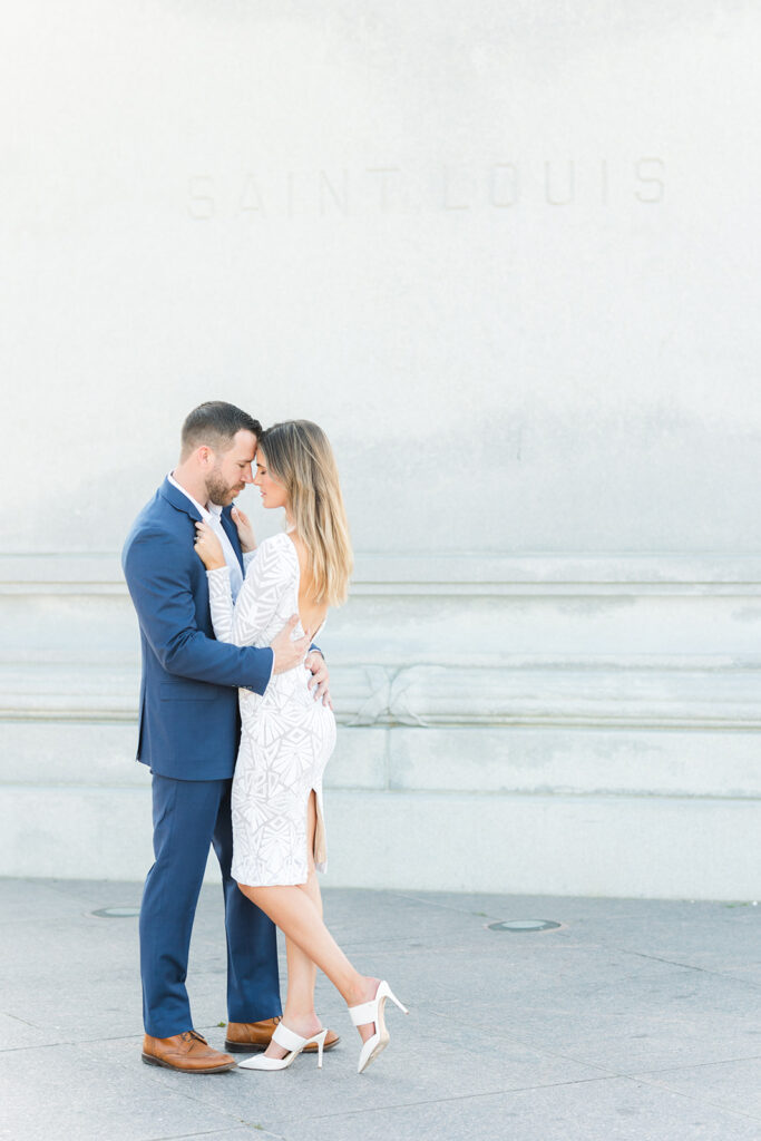 St. Louis Engagement session backdrop, best photoshoot location for engaged couples in St. Louis,  The Art Museum 