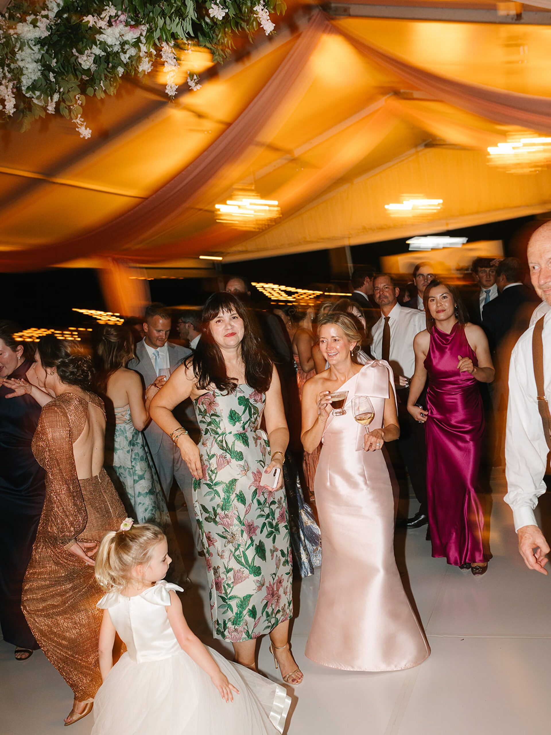 guests-dance-at-bellerive-country-club-wedding-reception